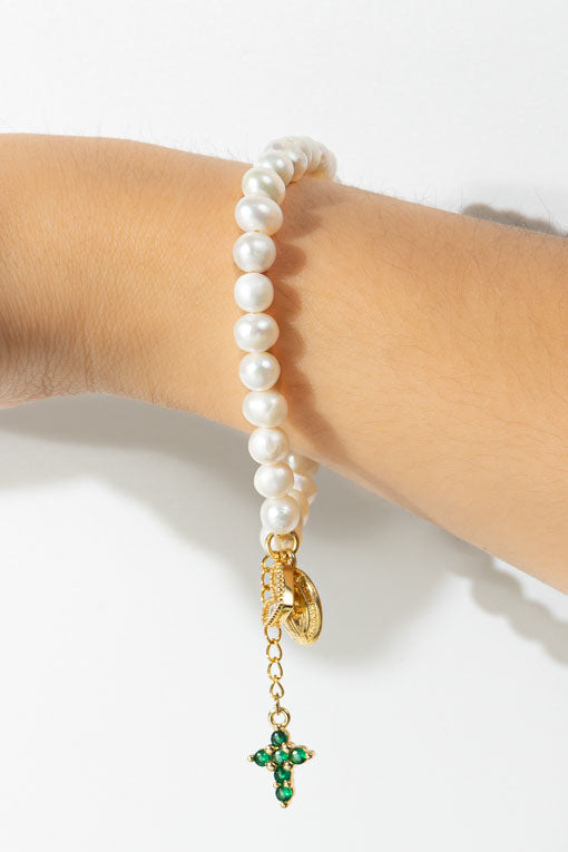 Pulsera perlas con con dije san benito, cruz y corazón
