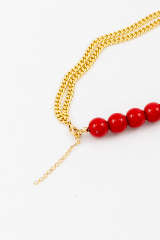 Collar perlas rojas con dijes sagrado corazón