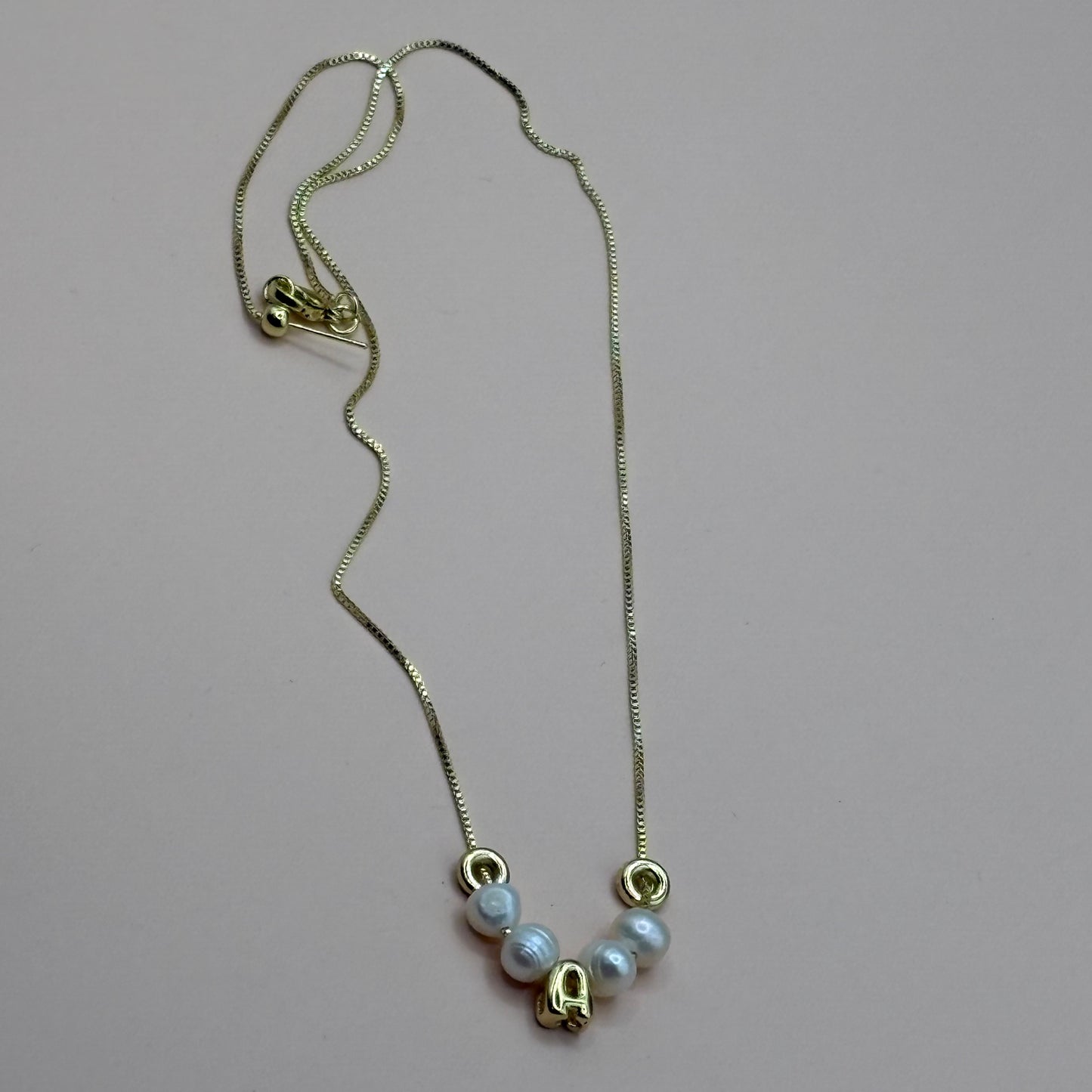 Cadena perlas con inicial A