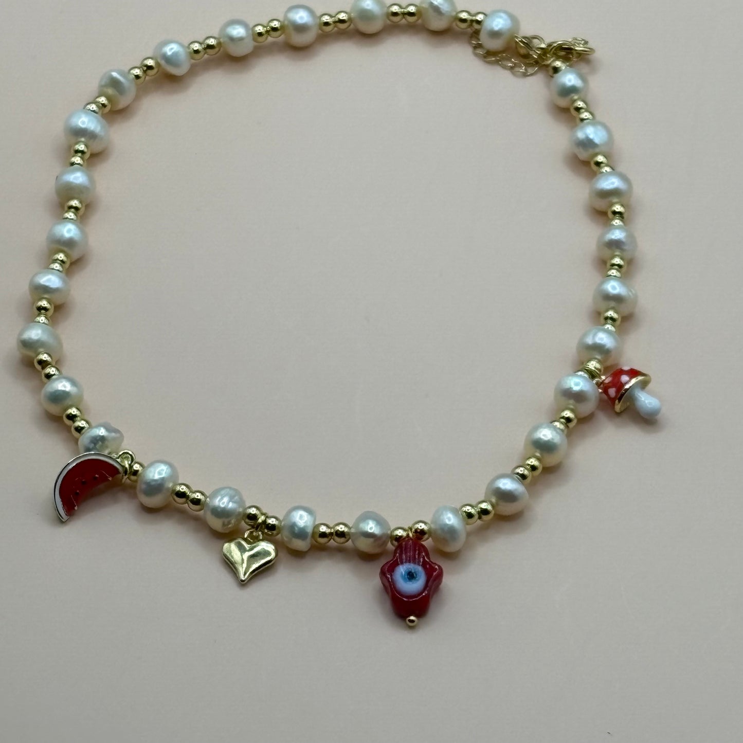 Chocker perlas con dijes.