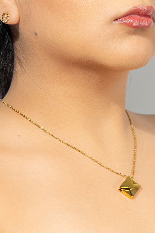 Collar con dije sobre