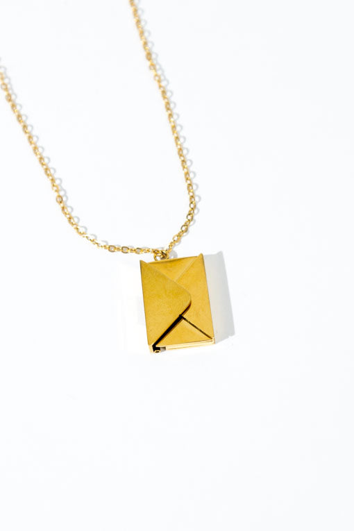 Collar con dije sobre