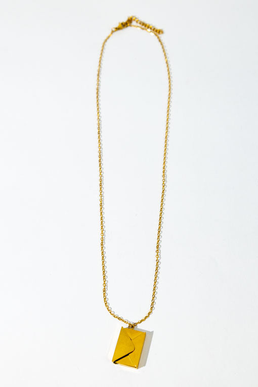 Collar con dije sobre