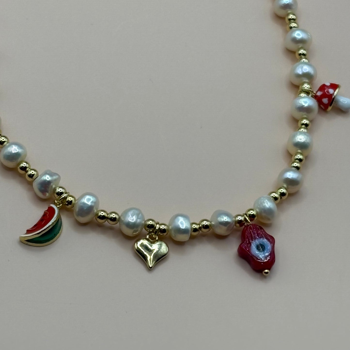 Chocker perlas con dijes.